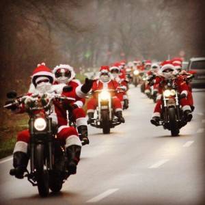 Riding Santas oder Nikoläuse auf Motorrädern